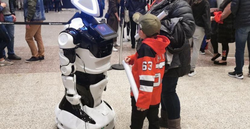 Фанатов хоккея на стадионе встречал робот